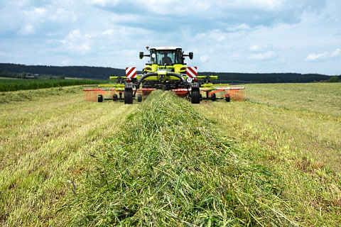 НОВЫЕ ЧЕТЫРЕХРОТОРНЫЕ ВАЛКОВАТЕЛИ CLAAS С ШИРИНОЙ ЗАХВАТА ОТ 9,30 ДО 15 М